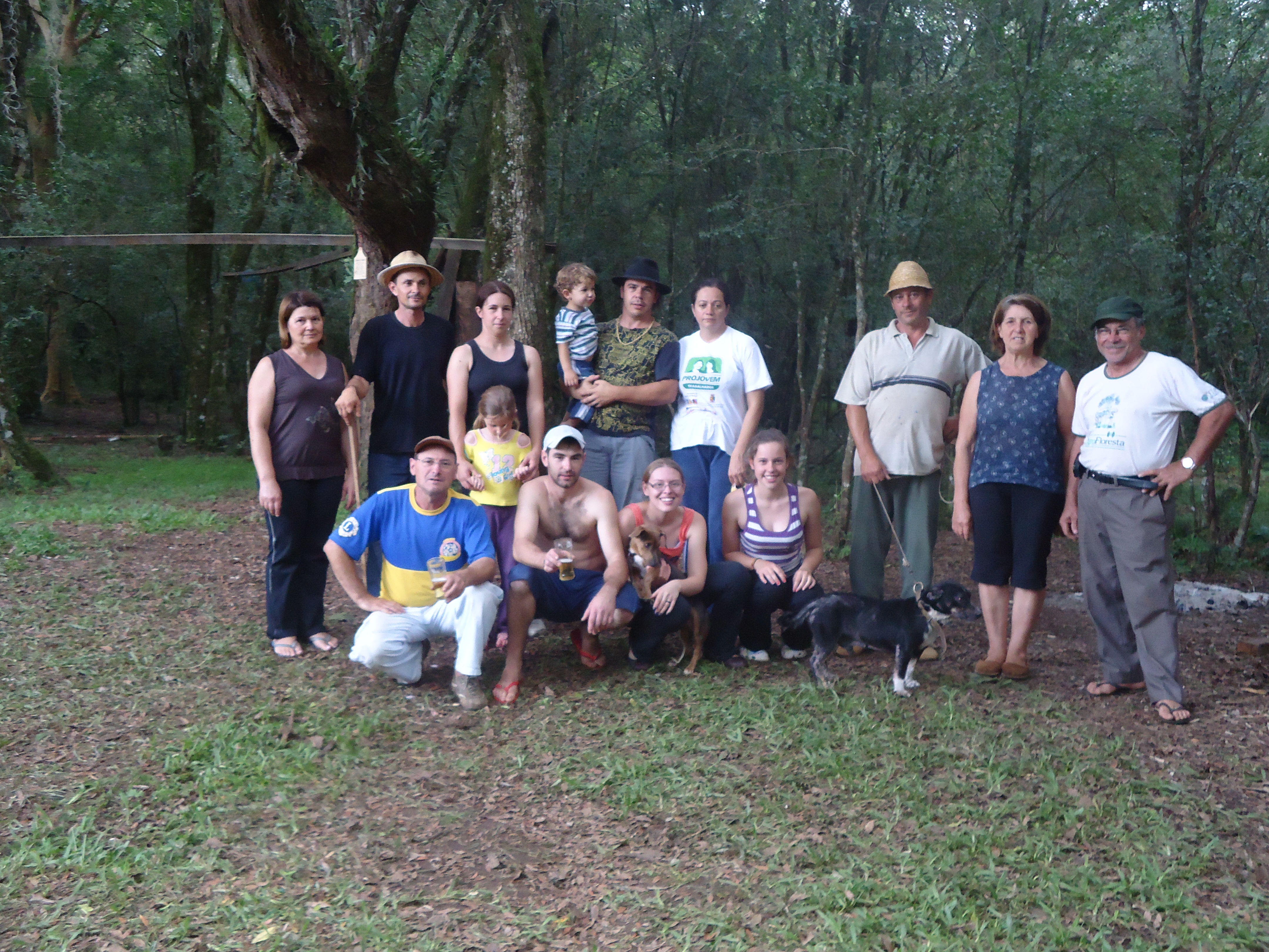Acampamento de final de ano com a família. Alvir está no centro da fotografia, segurando o seu filho Airumã
